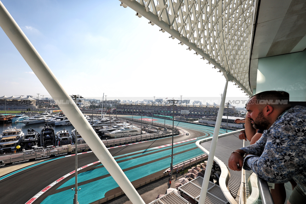GP ABU DHABI, Circuit Atmosfera.

07.12.2024. Formula 1 World Championship, Rd 24, Abu Dhabi Grand Prix, Yas Marina Circuit, Abu Dhabi, Qualifiche Day.

- www.xpbimages.com, EMail: requests@xpbimages.com © Copyright: Moy / XPB Images