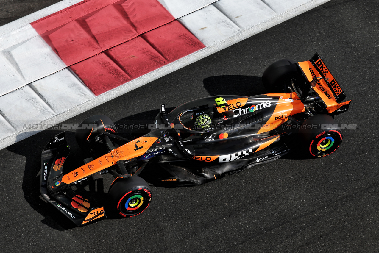 GP ABU DHABI, Lando Norris (GBR) McLaren MCL38.

07.12.2024. Formula 1 World Championship, Rd 24, Abu Dhabi Grand Prix, Yas Marina Circuit, Abu Dhabi, Qualifiche Day.

- www.xpbimages.com, EMail: requests@xpbimages.com © Copyright: Moy / XPB Images