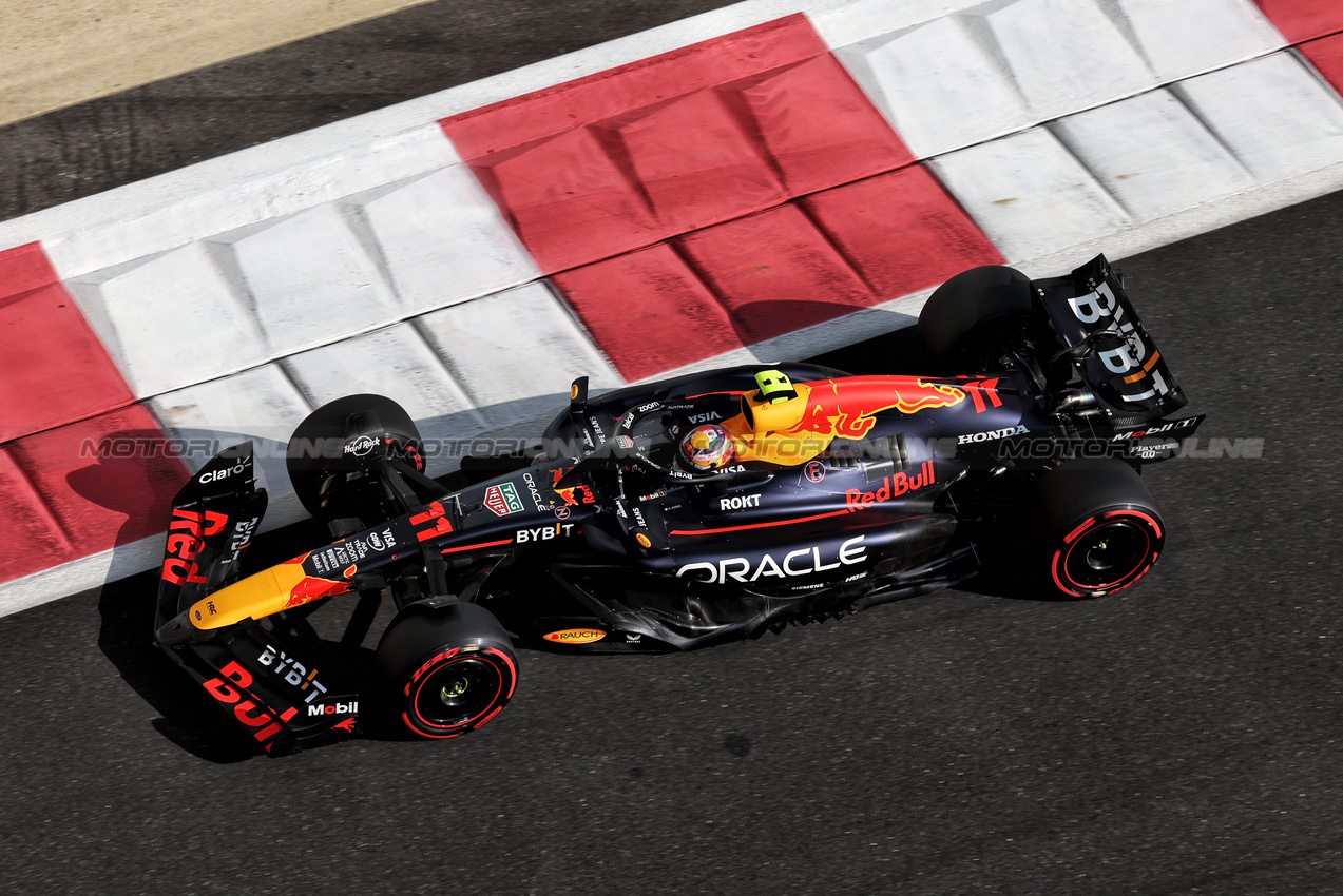 GP ABU DHABI, Sergio Perez (MEX) Red Bull Racing RB20.

07.12.2024. Formula 1 World Championship, Rd 24, Abu Dhabi Grand Prix, Yas Marina Circuit, Abu Dhabi, Qualifiche Day.

- www.xpbimages.com, EMail: requests@xpbimages.com © Copyright: Moy / XPB Images