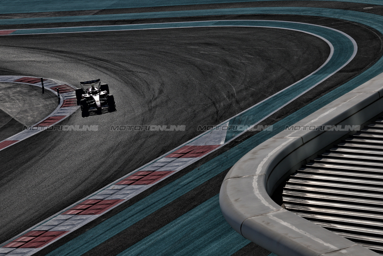 GP ABU DHABI, Carlos Sainz Jr (ESP) Ferrari SF-24.

07.12.2024. Formula 1 World Championship, Rd 24, Abu Dhabi Grand Prix, Yas Marina Circuit, Abu Dhabi, Qualifiche Day.

- www.xpbimages.com, EMail: requests@xpbimages.com © Copyright: Moy / XPB Images