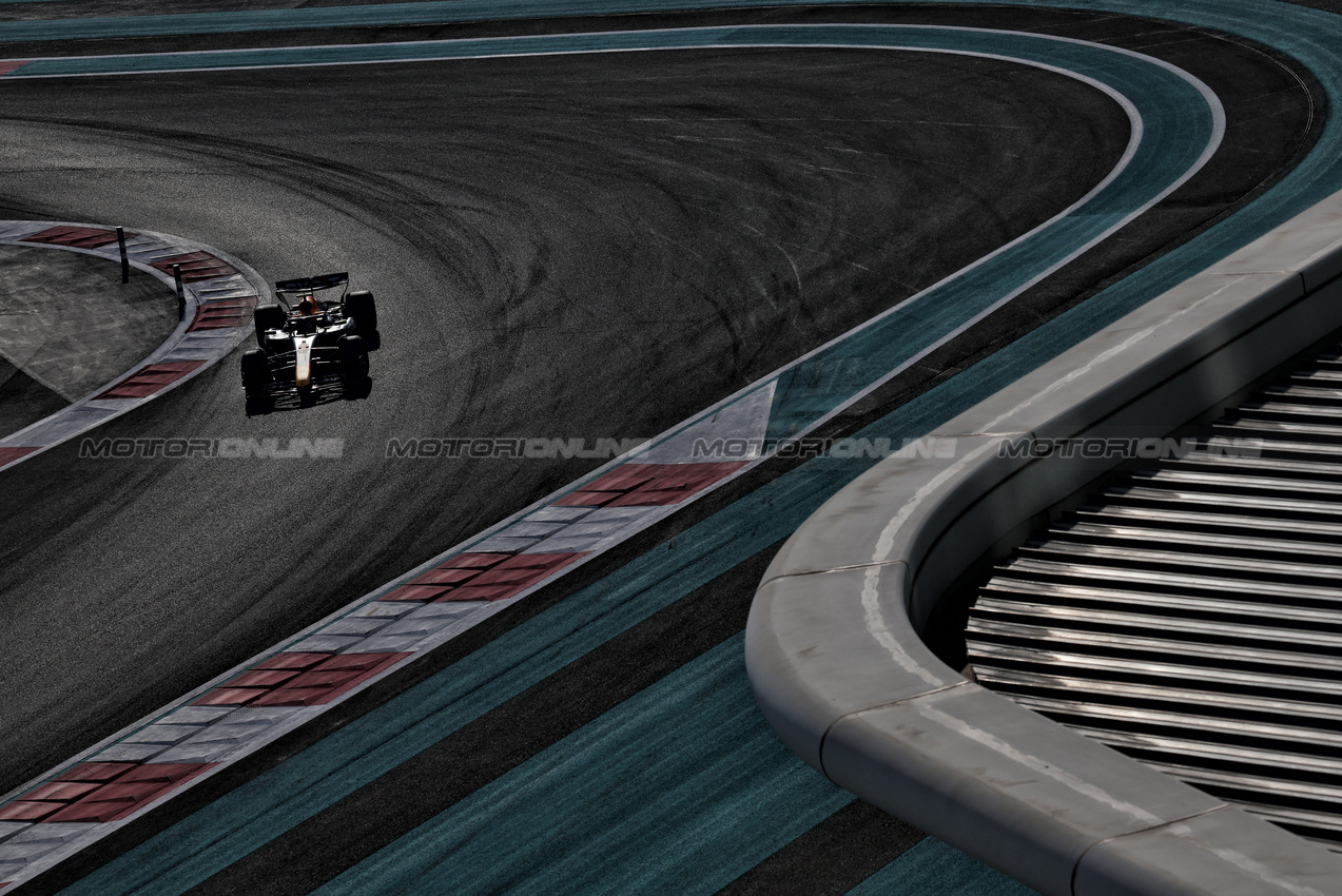 GP ABU DHABI, Sergio Perez (MEX) Red Bull Racing RB20.

07.12.2024. Formula 1 World Championship, Rd 24, Abu Dhabi Grand Prix, Yas Marina Circuit, Abu Dhabi, Qualifiche Day.

- www.xpbimages.com, EMail: requests@xpbimages.com © Copyright: Moy / XPB Images