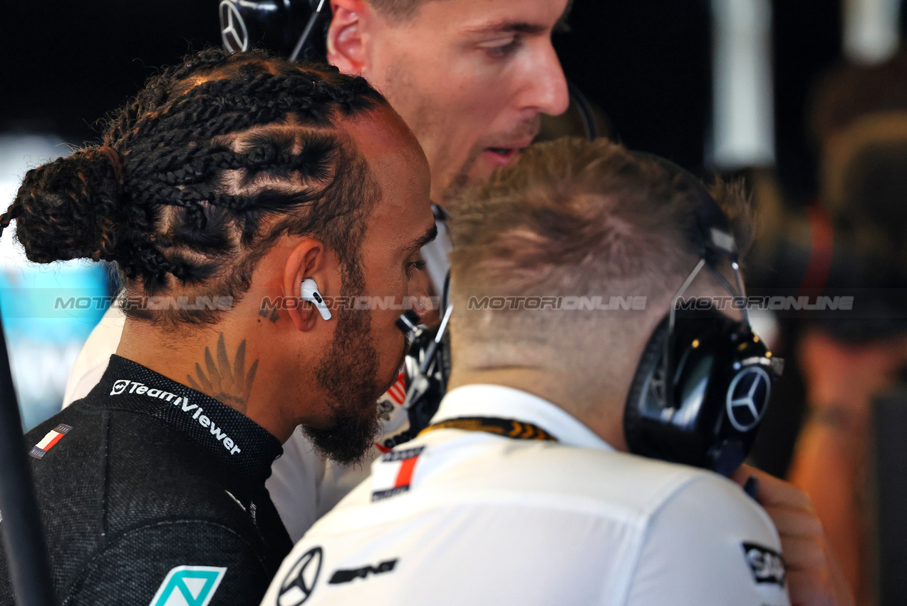 GP ABU DHABI, Lewis Hamilton (GBR) Mercedes AMG F1.

07.12.2024. Formula 1 World Championship, Rd 24, Abu Dhabi Grand Prix, Yas Marina Circuit, Abu Dhabi, Qualifiche Day.

- www.xpbimages.com, EMail: requests@xpbimages.com © Copyright: Batchelor / XPB Images