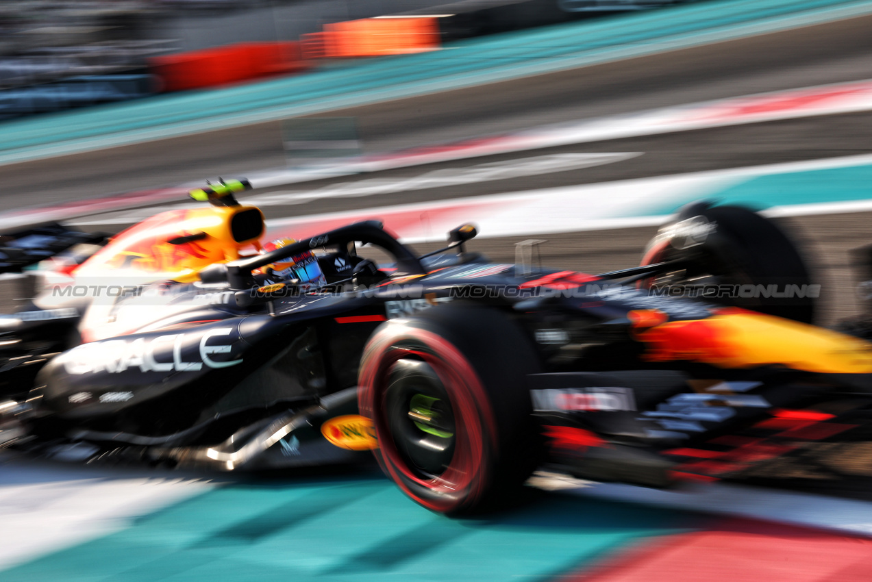 GP ABU DHABI, Sergio Perez (MEX) Red Bull Racing RB20.

07.12.2024. Formula 1 World Championship, Rd 24, Abu Dhabi Grand Prix, Yas Marina Circuit, Abu Dhabi, Qualifiche Day.

- www.xpbimages.com, EMail: requests@xpbimages.com © Copyright: Batchelor / XPB Images