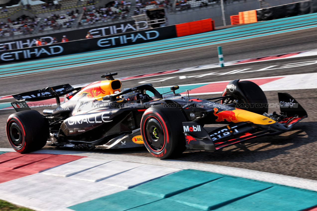 GP ABU DHABI, Max Verstappen (NLD) Red Bull Racing RB20.

07.12.2024. Formula 1 World Championship, Rd 24, Abu Dhabi Grand Prix, Yas Marina Circuit, Abu Dhabi, Qualifiche Day.

- www.xpbimages.com, EMail: requests@xpbimages.com © Copyright: Batchelor / XPB Images
