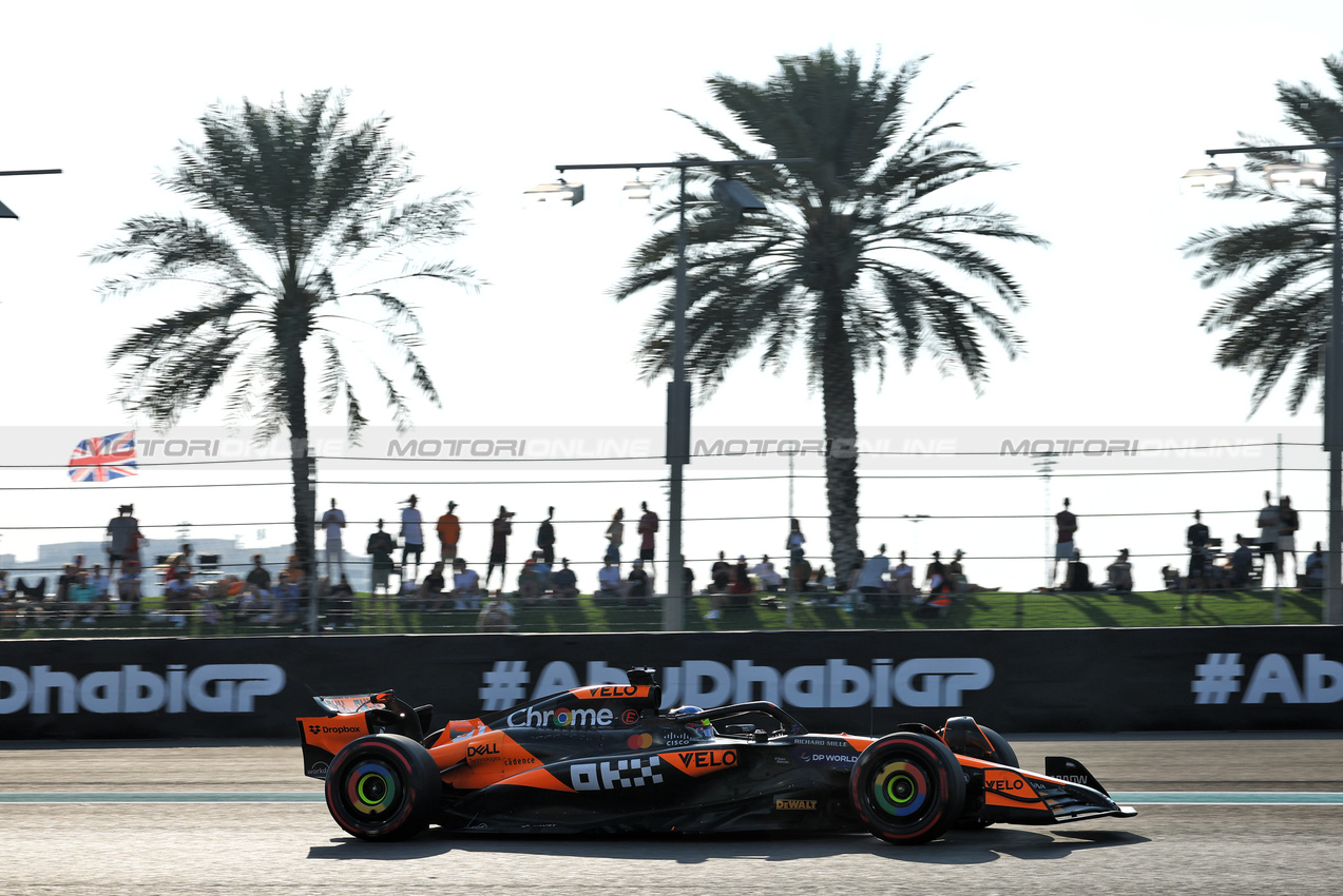 GP ABU DHABI, Oscar Piastri (AUS) McLaren MCL38.

07.12.2024. Formula 1 World Championship, Rd 24, Abu Dhabi Grand Prix, Yas Marina Circuit, Abu Dhabi, Qualifiche Day.

 - www.xpbimages.com, EMail: requests@xpbimages.com © Copyright: Coates / XPB Images
