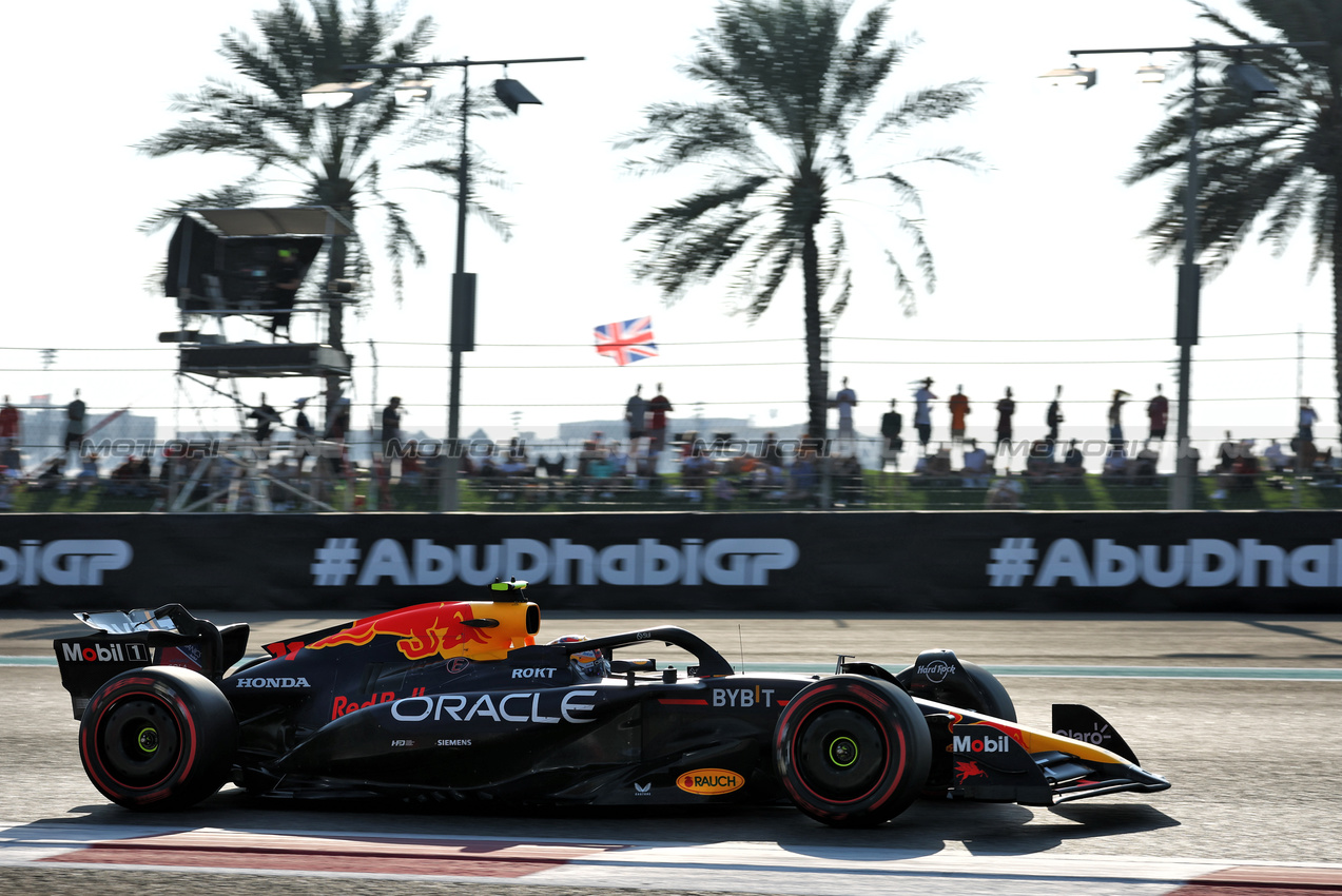 GP ABU DHABI, Sergio Perez (MEX) Red Bull Racing RB20.

07.12.2024. Formula 1 World Championship, Rd 24, Abu Dhabi Grand Prix, Yas Marina Circuit, Abu Dhabi, Qualifiche Day.

 - www.xpbimages.com, EMail: requests@xpbimages.com © Copyright: Coates / XPB Images