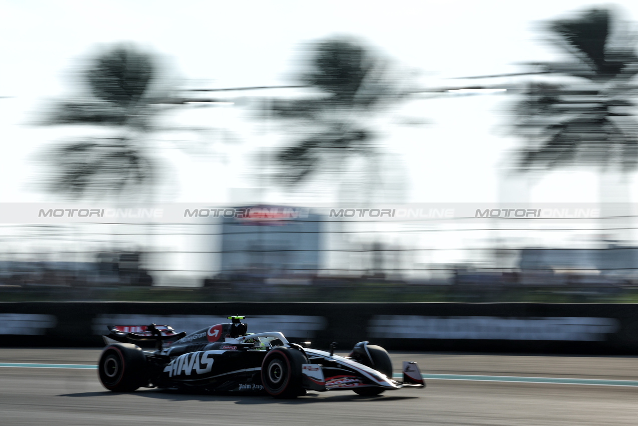 GP ABU DHABI, Nico Hulkenberg (GER) Haas VF-24.

07.12.2024. Formula 1 World Championship, Rd 24, Abu Dhabi Grand Prix, Yas Marina Circuit, Abu Dhabi, Qualifiche Day.

 - www.xpbimages.com, EMail: requests@xpbimages.com © Copyright: Coates / XPB Images