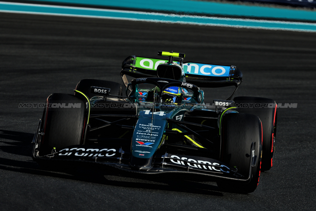 GP ABU DHABI, Fernando Alonso (ESP) Aston Martin F1 Team AMR24.

07.12.2024. Formula 1 World Championship, Rd 24, Abu Dhabi Grand Prix, Yas Marina Circuit, Abu Dhabi, Qualifiche Day.

 - www.xpbimages.com, EMail: requests@xpbimages.com © Copyright: Coates / XPB Images