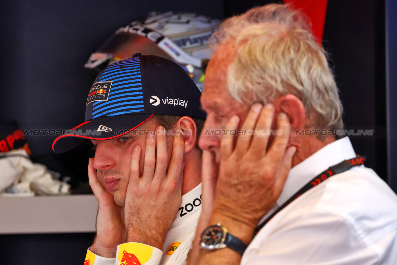 GP ABU DHABI, (L to R): Max Verstappen (NLD) Red Bull Racing with Dr Helmut Marko (AUT) Red Bull Motorsport Consultant.

07.12.2024. Formula 1 World Championship, Rd 24, Abu Dhabi Grand Prix, Yas Marina Circuit, Abu Dhabi, Qualifiche Day.

- www.xpbimages.com, EMail: requests@xpbimages.com © Copyright: Batchelor / XPB Images