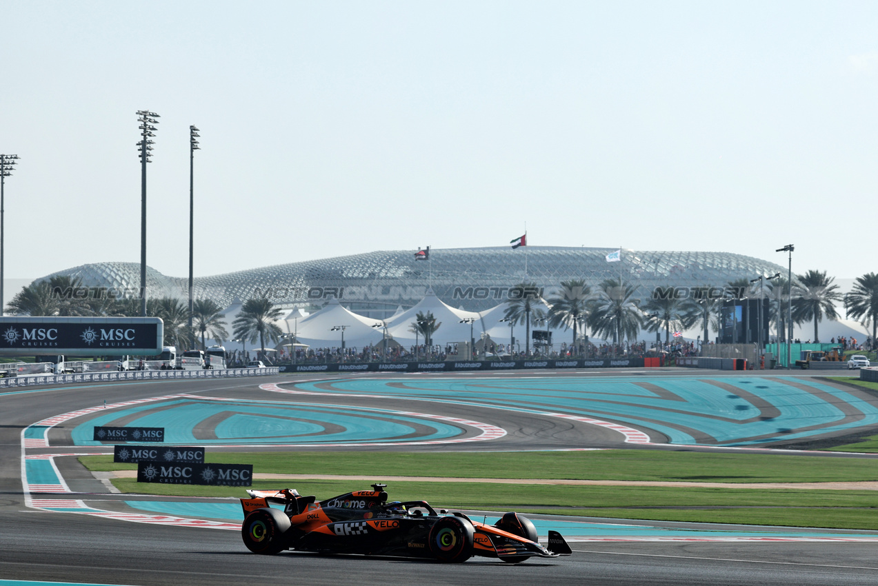 GP ABU DHABI, Oscar Piastri (AUS) McLaren MCL38.

07.12.2024. Formula 1 World Championship, Rd 24, Abu Dhabi Grand Prix, Yas Marina Circuit, Abu Dhabi, Qualifiche Day.

 - www.xpbimages.com, EMail: requests@xpbimages.com © Copyright: Coates / XPB Images