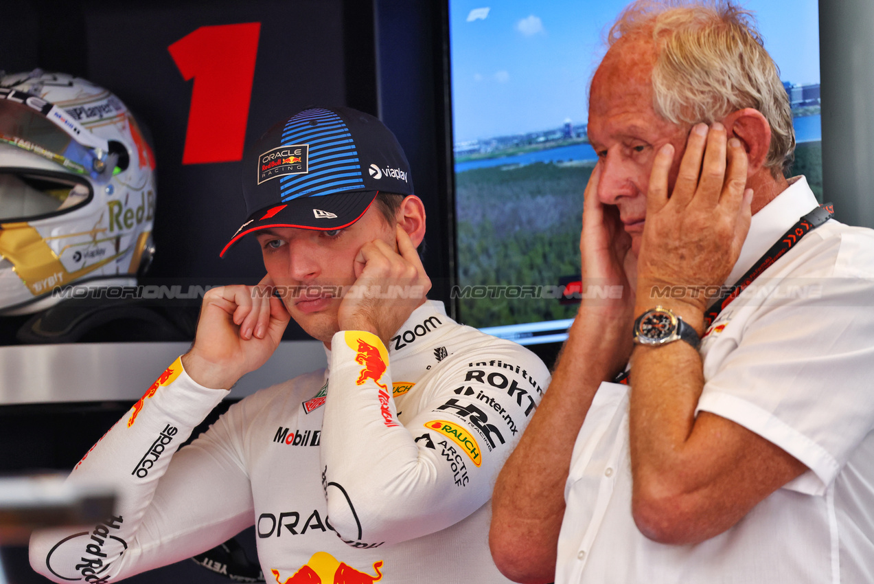 GP ABU DHABI, (L to R): Max Verstappen (NLD) Red Bull Racing with Dr Helmut Marko (AUT) Red Bull Motorsport Consultant.

07.12.2024. Formula 1 World Championship, Rd 24, Abu Dhabi Grand Prix, Yas Marina Circuit, Abu Dhabi, Qualifiche Day.

- www.xpbimages.com, EMail: requests@xpbimages.com © Copyright: Batchelor / XPB Images