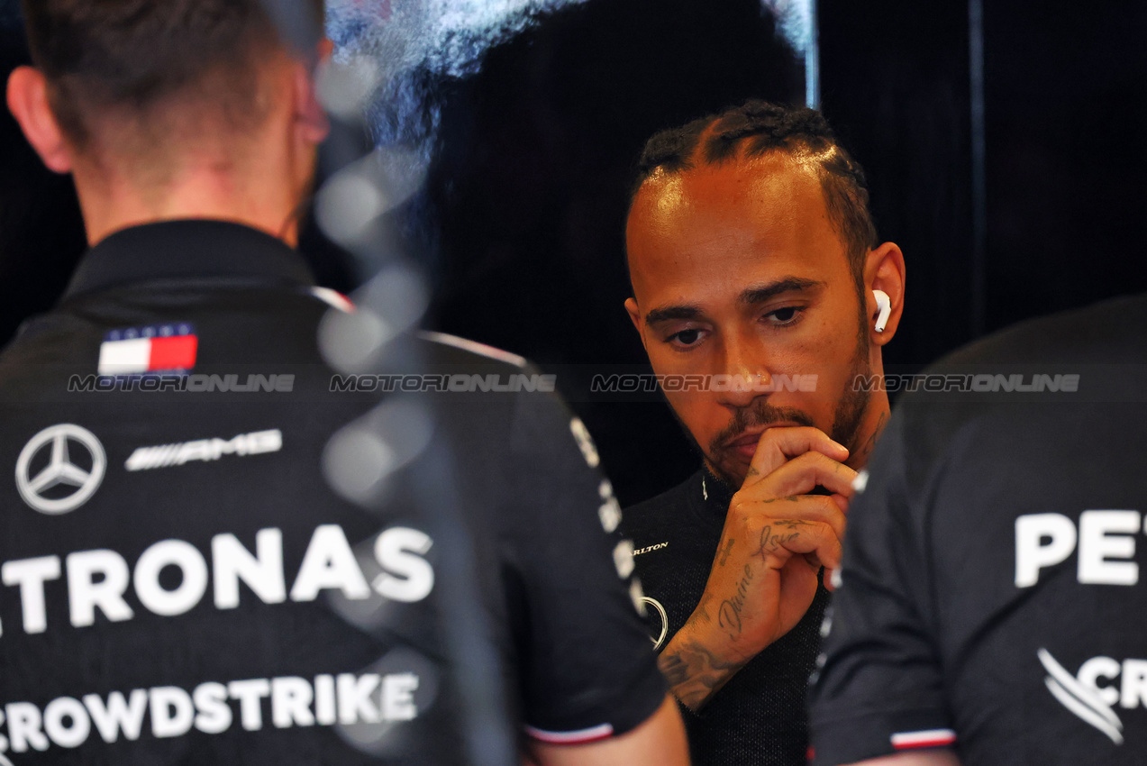 GP ABU DHABI, Lewis Hamilton (GBR) Mercedes AMG F1.

07.12.2024. Formula 1 World Championship, Rd 24, Abu Dhabi Grand Prix, Yas Marina Circuit, Abu Dhabi, Qualifiche Day.

- www.xpbimages.com, EMail: requests@xpbimages.com © Copyright: Batchelor / XPB Images