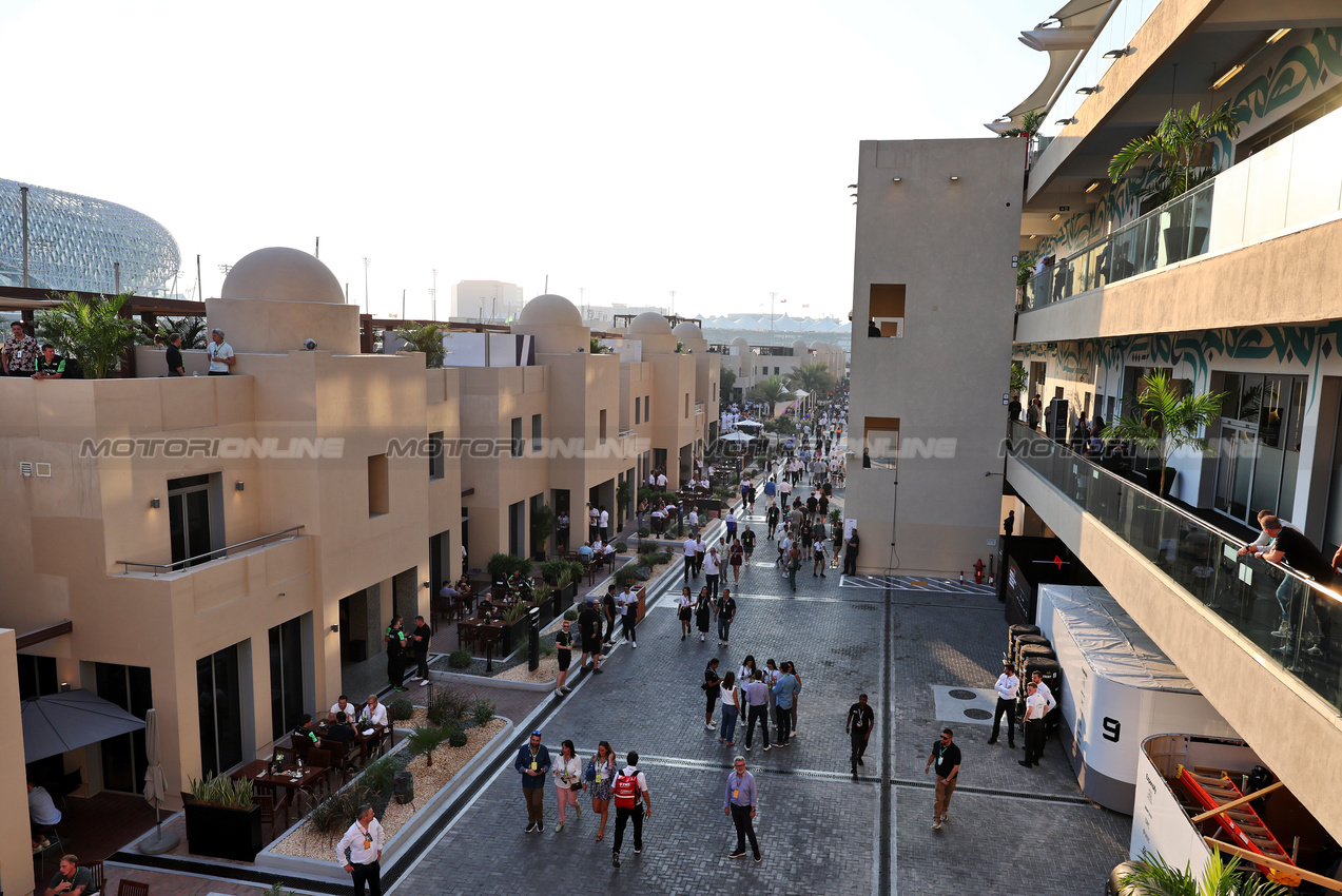 GP ABU DHABI, Paddock Atmosfera.

07.12.2024. Formula 1 World Championship, Rd 24, Abu Dhabi Grand Prix, Yas Marina Circuit, Abu Dhabi, Qualifiche Day.

- www.xpbimages.com, EMail: requests@xpbimages.com © Copyright: Moy / XPB Images