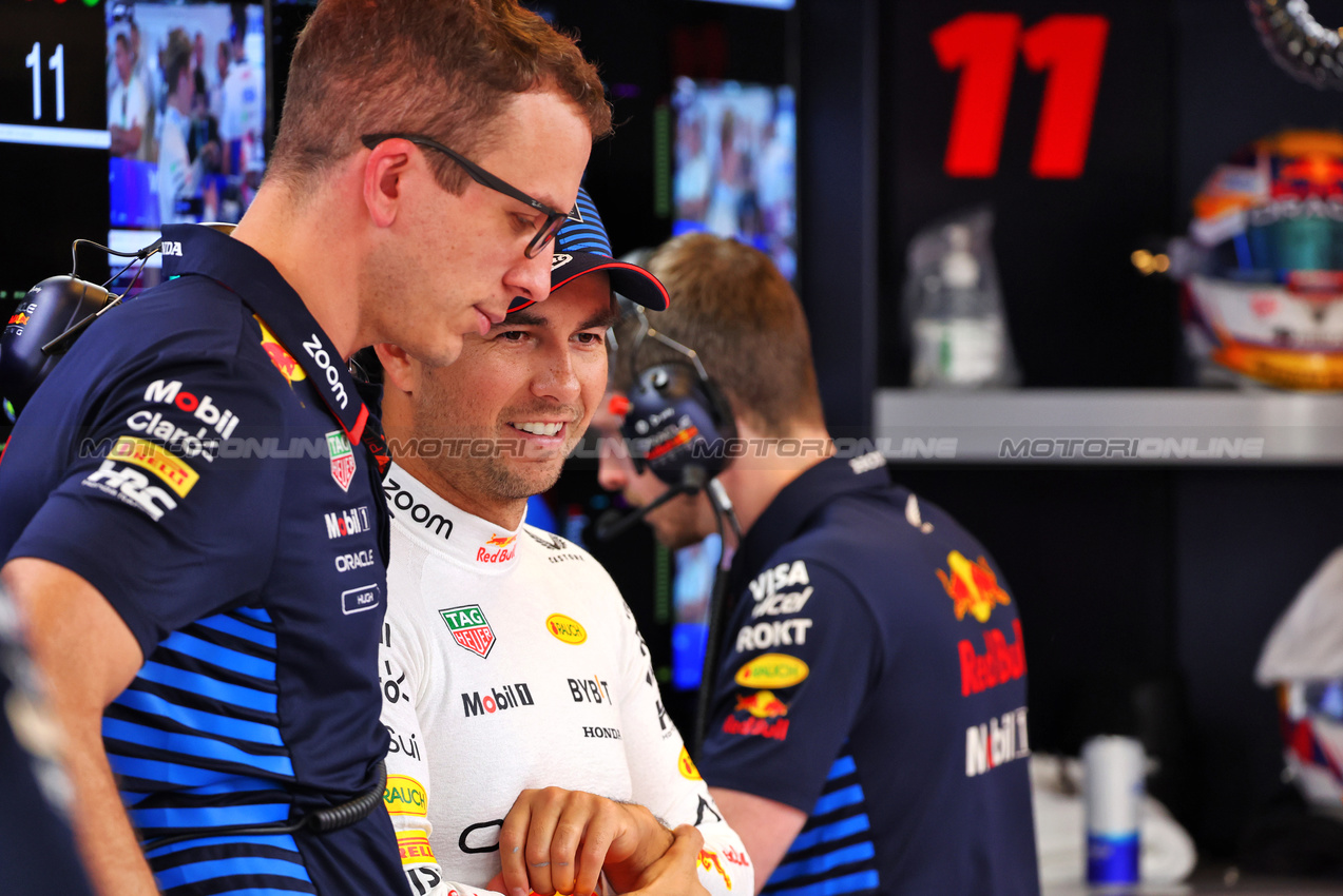 GP ABU DHABI, Sergio Perez (MEX) Red Bull Racing.

07.12.2024. Formula 1 World Championship, Rd 24, Abu Dhabi Grand Prix, Yas Marina Circuit, Abu Dhabi, Qualifiche Day.

- www.xpbimages.com, EMail: requests@xpbimages.com © Copyright: Batchelor / XPB Images