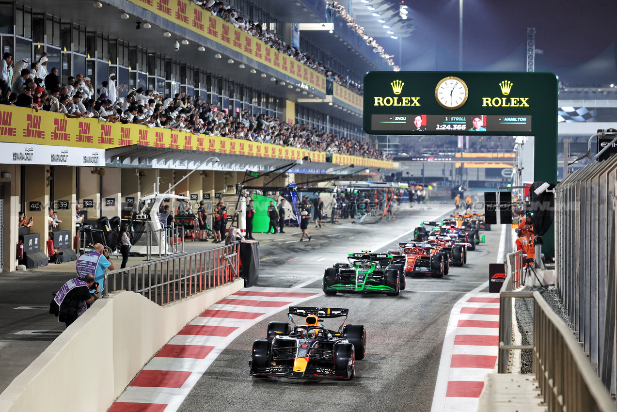 GP ABU DHABI, Max Verstappen (NLD) Red Bull Racing RB20 leaves the pits.

07.12.2024. Formula 1 World Championship, Rd 24, Abu Dhabi Grand Prix, Yas Marina Circuit, Abu Dhabi, Qualifiche Day.

- www.xpbimages.com, EMail: requests@xpbimages.com © Copyright: Bearne / XPB Images