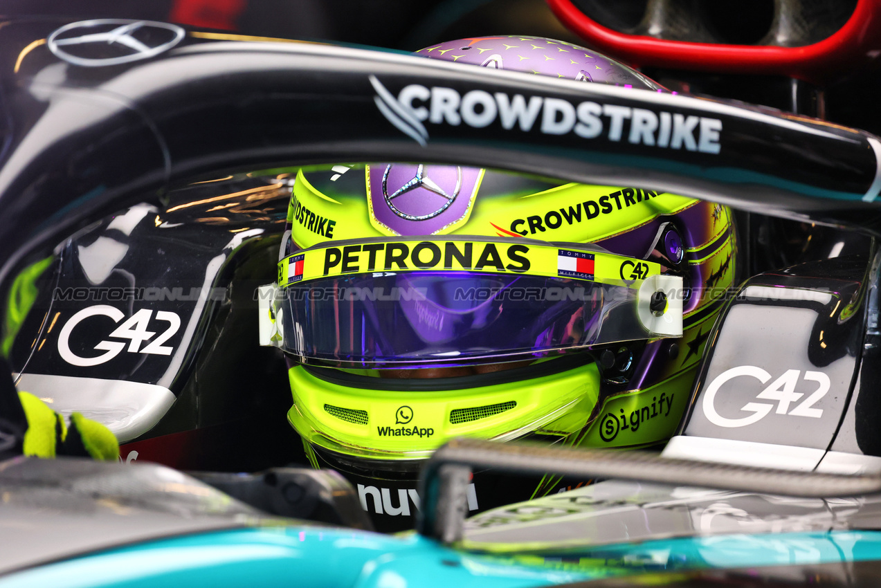 GP ABU DHABI, Lewis Hamilton (GBR) Mercedes AMG F1 W15.

07.12.2024. Formula 1 World Championship, Rd 24, Abu Dhabi Grand Prix, Yas Marina Circuit, Abu Dhabi, Qualifiche Day.

- www.xpbimages.com, EMail: requests@xpbimages.com © Copyright: Batchelor / XPB Images