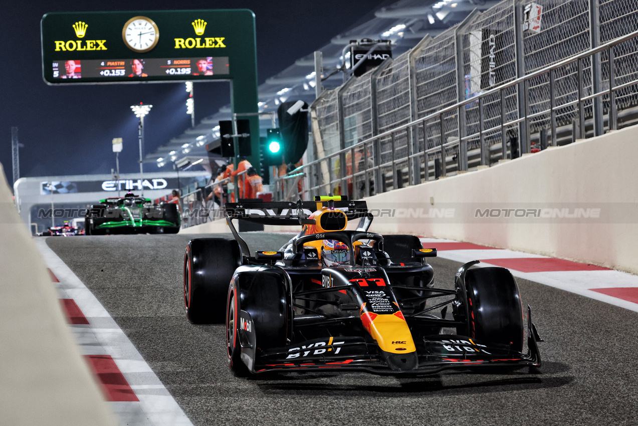 GP ABU DHABI, Sergio Perez (MEX) Red Bull Racing RB20.

07.12.2024. Formula 1 World Championship, Rd 24, Abu Dhabi Grand Prix, Yas Marina Circuit, Abu Dhabi, Qualifiche Day.

- www.xpbimages.com, EMail: requests@xpbimages.com © Copyright: Bearne / XPB Images