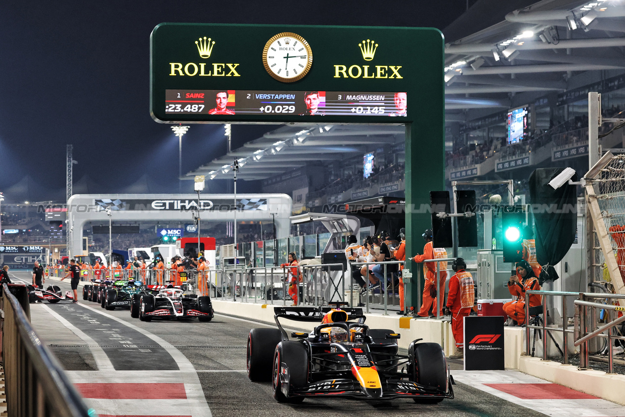 GP ABU DHABI, Max Verstappen (NLD) Red Bull Racing RB20 leaves the pits.

07.12.2024. Formula 1 World Championship, Rd 24, Abu Dhabi Grand Prix, Yas Marina Circuit, Abu Dhabi, Qualifiche Day.

- www.xpbimages.com, EMail: requests@xpbimages.com © Copyright: Bearne / XPB Images