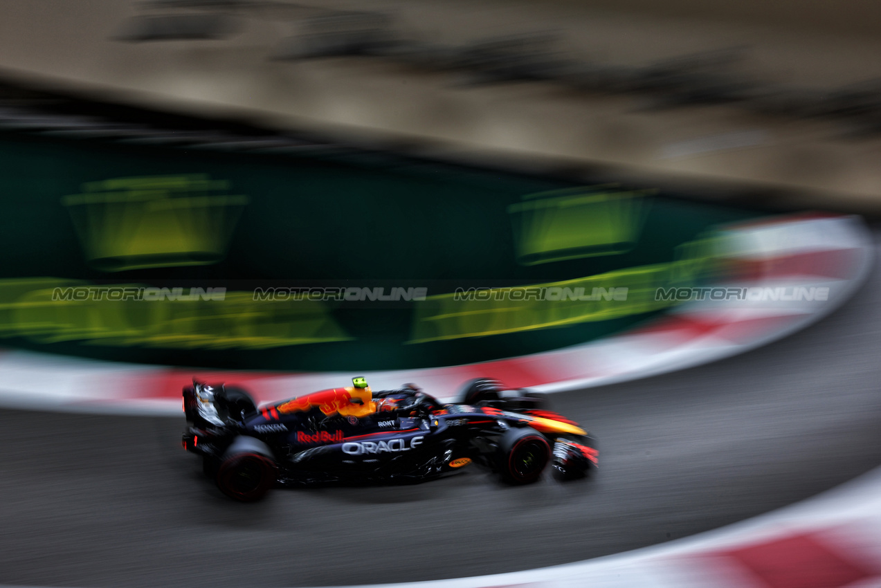 GP ABU DHABI, Sergio Perez (MEX) Red Bull Racing RB20.

07.12.2024. Formula 1 World Championship, Rd 24, Abu Dhabi Grand Prix, Yas Marina Circuit, Abu Dhabi, Qualifiche Day.

 - www.xpbimages.com, EMail: requests@xpbimages.com © Copyright: Coates / XPB Images