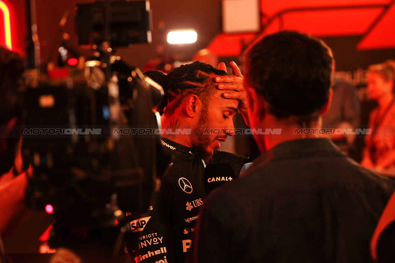 GP ABU DHABI, Lewis Hamilton (GBR) Mercedes AMG F1.

07.12.2024. Formula 1 World Championship, Rd 24, Abu Dhabi Grand Prix, Yas Marina Circuit, Abu Dhabi, Qualifiche Day.

 - www.xpbimages.com, EMail: requests@xpbimages.com © Copyright: Coates / XPB Images