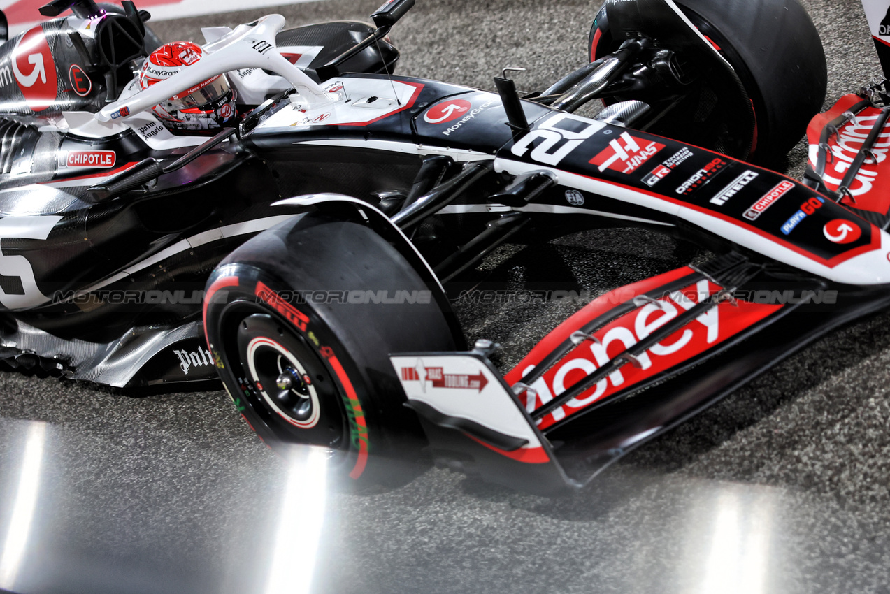 GP ABU DHABI, Kevin Magnussen (DEN) Haas VF-24.

07.12.2024. Formula 1 World Championship, Rd 24, Abu Dhabi Grand Prix, Yas Marina Circuit, Abu Dhabi, Qualifiche Day.

- www.xpbimages.com, EMail: requests@xpbimages.com © Copyright: Bearne / XPB Images