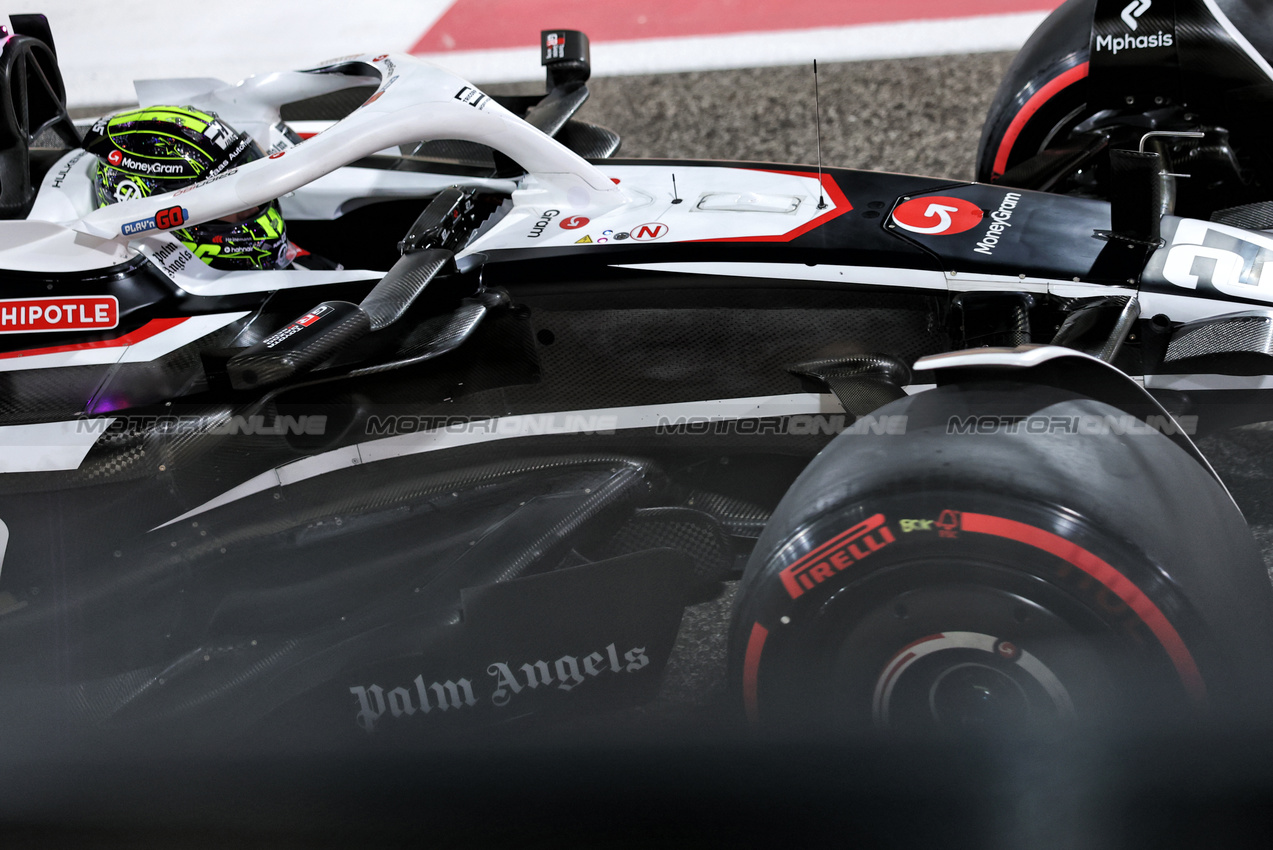 GP ABU DHABI, Nico Hulkenberg (GER) Haas VF-24.

07.12.2024. Formula 1 World Championship, Rd 24, Abu Dhabi Grand Prix, Yas Marina Circuit, Abu Dhabi, Qualifiche Day.

- www.xpbimages.com, EMail: requests@xpbimages.com © Copyright: Bearne / XPB Images