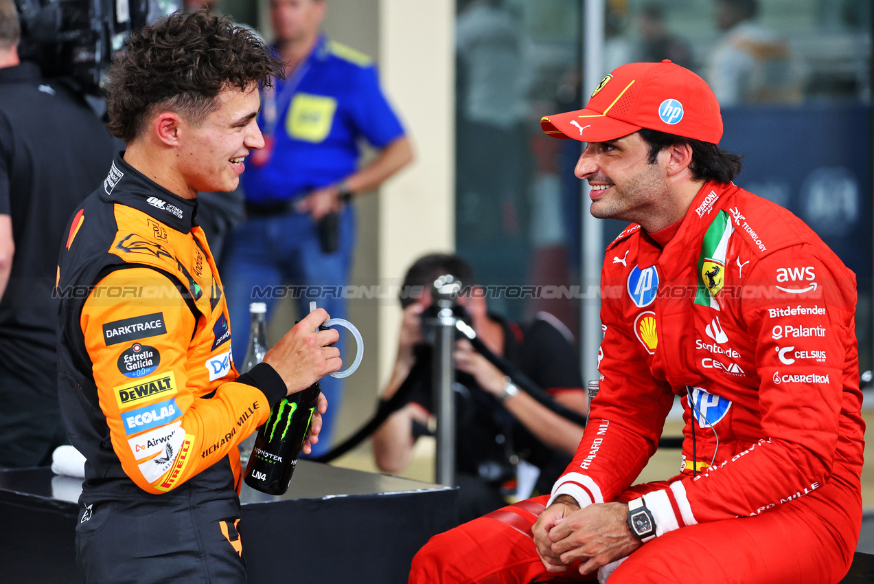 GP ABU DHABI, (L to R): pole sitter Lando Norris (GBR) McLaren with third placed Carlos Sainz Jr (ESP) Ferrari in qualifying parc ferme.

07.12.2024. Formula 1 World Championship, Rd 24, Abu Dhabi Grand Prix, Yas Marina Circuit, Abu Dhabi, Qualifiche Day.

- www.xpbimages.com, EMail: requests@xpbimages.com © Copyright: Batchelor / XPB Images