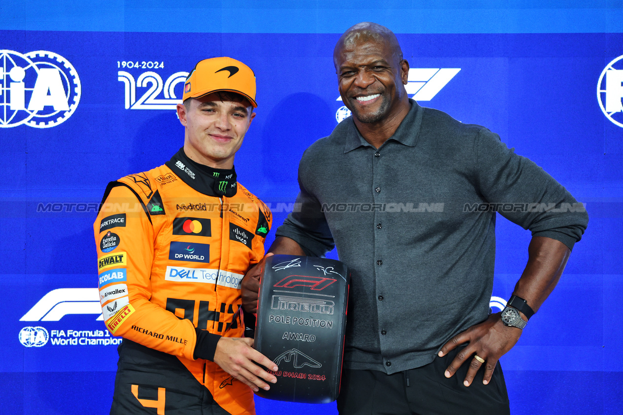 GP ABU DHABI, (L to R): Lando Norris (GBR) McLaren receives the Pirelli Pole Position Award from Terry Crews (USA) Actor in qualifying parc ferme.

07.12.2024. Formula 1 World Championship, Rd 24, Abu Dhabi Grand Prix, Yas Marina Circuit, Abu Dhabi, Qualifiche Day.

- www.xpbimages.com, EMail: requests@xpbimages.com © Copyright: Batchelor / XPB Images