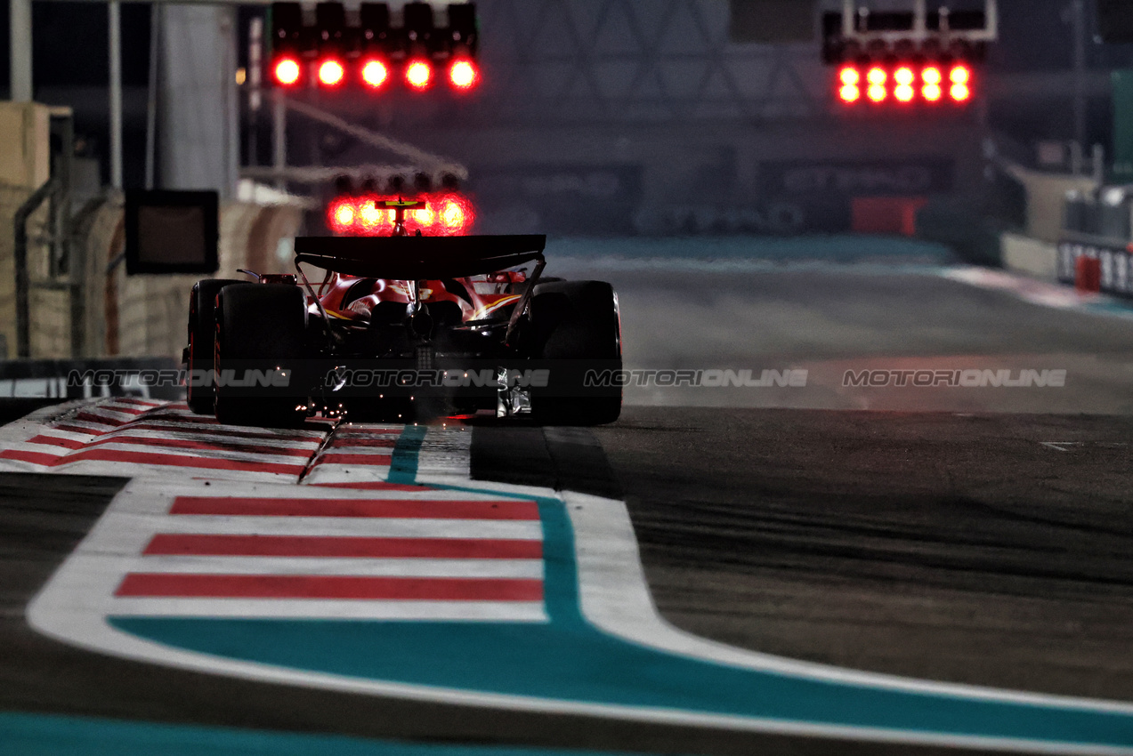 GP ABU DHABI, Carlos Sainz Jr (ESP) Ferrari SF-24.

07.12.2024. Formula 1 World Championship, Rd 24, Abu Dhabi Grand Prix, Yas Marina Circuit, Abu Dhabi, Qualifiche Day.

- www.xpbimages.com, EMail: requests@xpbimages.com © Copyright: Charniaux / XPB Images