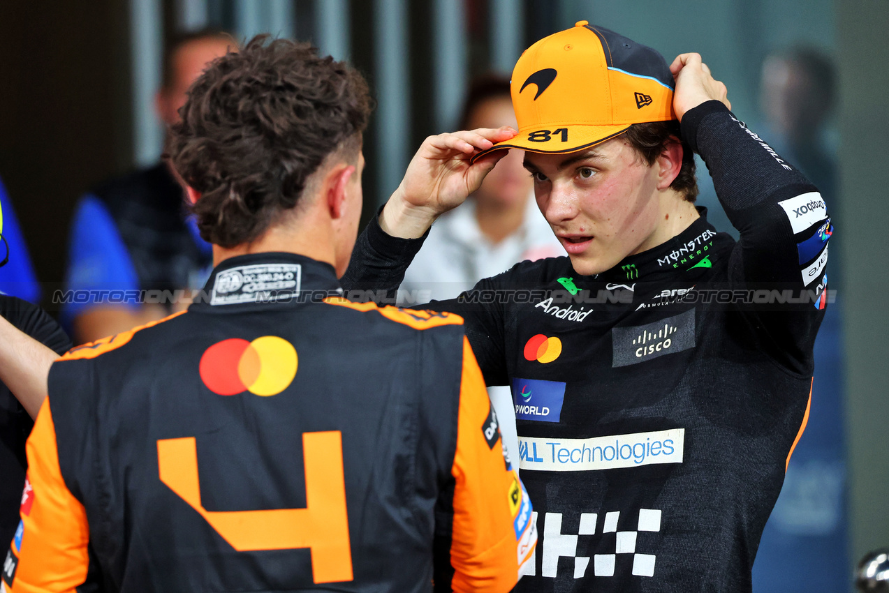 GP ABU DHABI, Oscar Piastri (AUS) McLaren with team mate Lando Norris (GBR) McLaren in qualifying parc ferme.

07.12.2024. Formula 1 World Championship, Rd 24, Abu Dhabi Grand Prix, Yas Marina Circuit, Abu Dhabi, Qualifiche Day.

- www.xpbimages.com, EMail: requests@xpbimages.com © Copyright: Batchelor / XPB Images