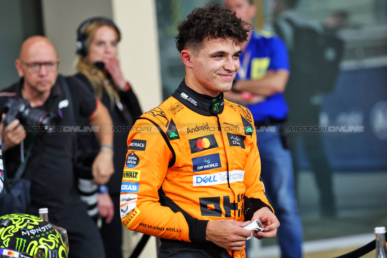 GP ABU DHABI, Pole sitter Lando Norris (GBR) McLaren in qualifying parc ferme.

07.12.2024. Formula 1 World Championship, Rd 24, Abu Dhabi Grand Prix, Yas Marina Circuit, Abu Dhabi, Qualifiche Day.

- www.xpbimages.com, EMail: requests@xpbimages.com © Copyright: Batchelor / XPB Images