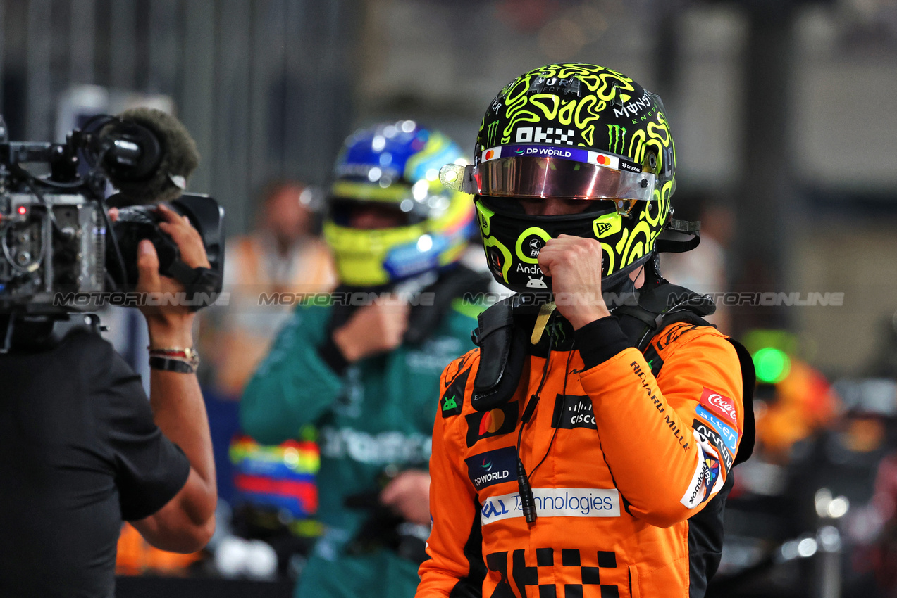 GP ABU DHABI, Pole sitter Lando Norris (GBR) McLaren celebrates in qualifying parc ferme.

07.12.2024. Formula 1 World Championship, Rd 24, Abu Dhabi Grand Prix, Yas Marina Circuit, Abu Dhabi, Qualifiche Day.

- www.xpbimages.com, EMail: requests@xpbimages.com © Copyright: Moy / XPB Images