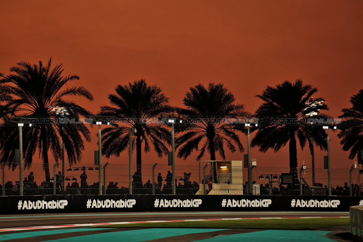 GP ABU DHABI, Circuit Atmosfera - sunset.

07.12.2024. Formula 1 World Championship, Rd 24, Abu Dhabi Grand Prix, Yas Marina Circuit, Abu Dhabi, Qualifiche Day.

- www.xpbimages.com, EMail: requests@xpbimages.com © Copyright: Moy / XPB Images