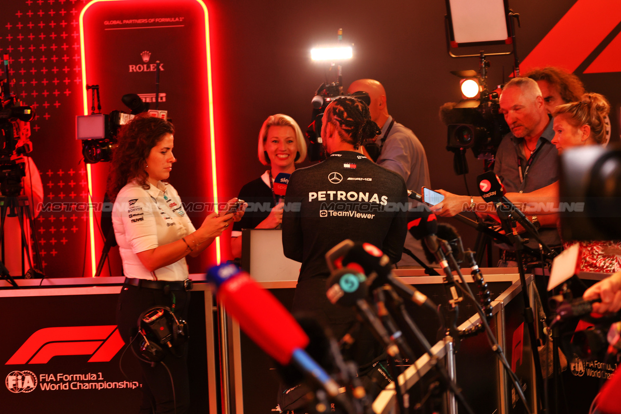 GP ABU DHABI, Lewis Hamilton (GBR) Mercedes AMG F1 with the media.

07.12.2024. Formula 1 World Championship, Rd 24, Abu Dhabi Grand Prix, Yas Marina Circuit, Abu Dhabi, Qualifiche Day.

 - www.xpbimages.com, EMail: requests@xpbimages.com © Copyright: Coates / XPB Images
