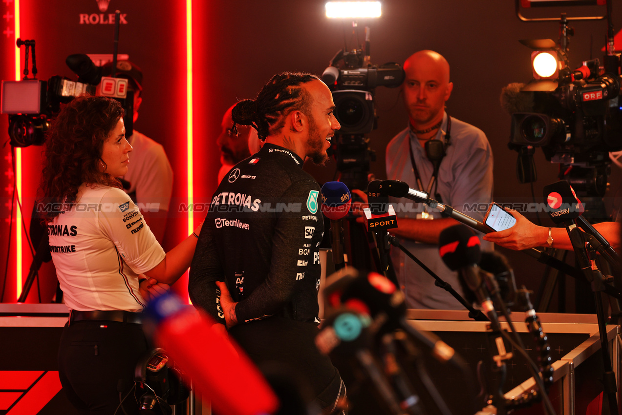 GP ABU DHABI, Lewis Hamilton (GBR) Mercedes AMG F1 with the media.

07.12.2024. Formula 1 World Championship, Rd 24, Abu Dhabi Grand Prix, Yas Marina Circuit, Abu Dhabi, Qualifiche Day.

 - www.xpbimages.com, EMail: requests@xpbimages.com © Copyright: Coates / XPB Images