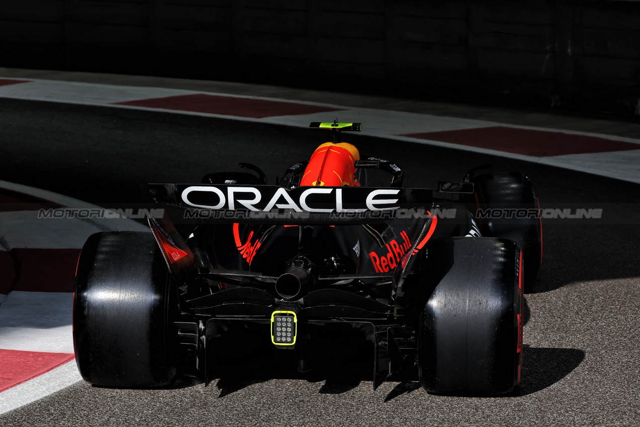 GP ABU DHABI, Sergio Perez (MEX) Red Bull Racing RB20.

07.12.2024. Formula 1 World Championship, Rd 24, Abu Dhabi Grand Prix, Yas Marina Circuit, Abu Dhabi, Qualifiche Day.

- www.xpbimages.com, EMail: requests@xpbimages.com © Copyright: Bearne / XPB Images
