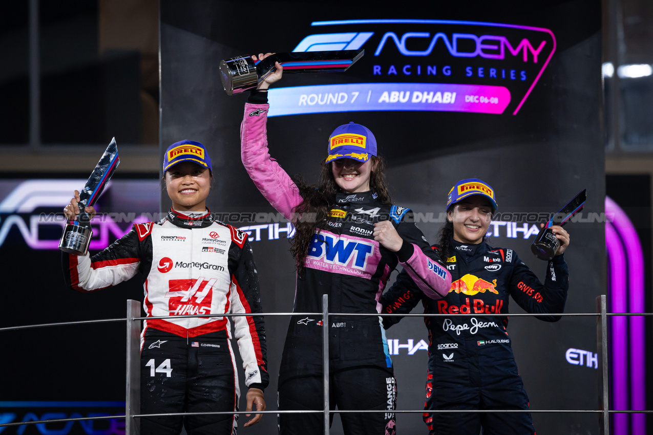 GP ABU DHABI, The podium (L to R): Chloe Chambers (USA) Campos Racing, second; Abbi Pulling (GBR) Rodin Motorsport; vincitore; Hamda Al Qubaisi (UAE) MP Motorsport, third.

21.09.2024. FIA Formula Academy, Rd 7, Gara 1, Yas Marina Circuit, Abu Dhabi, Saturday.

- www.xpbimages.com, EMail: requests@xpbimages.com Copyright: XPB Images