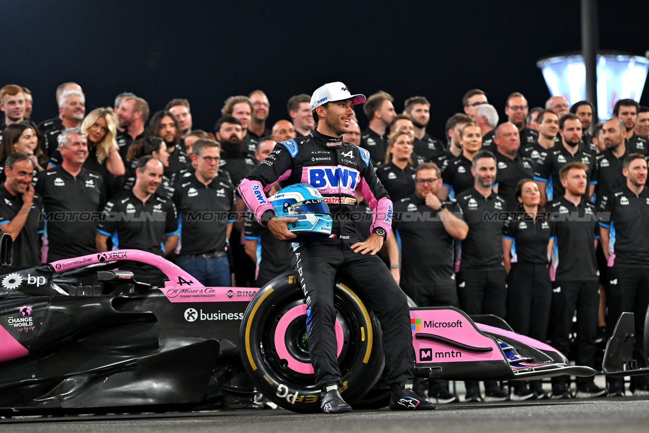 GP ABU DHABI, Pierre Gasly (FRA) Alpine F1 Team at a team photograph.

07.12.2024. Formula 1 World Championship, Rd 24, Abu Dhabi Grand Prix, Yas Marina Circuit, Abu Dhabi, Qualifiche Day.

- www.xpbimages.com, EMail: requests@xpbimages.com © Copyright: Price / XPB Images