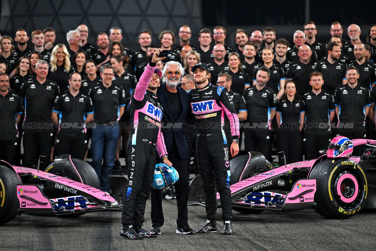GP ABU DHABI, (L to R): Pierre Gasly (FRA) Alpine F1 Team with Flavio Briatore (ITA) Alpine F1 Team Executive Advisor e Jack Doohan (AUS) Alpine F1 Team at a team photograph.

07.12.2024. Formula 1 World Championship, Rd 24, Abu Dhabi Grand Prix, Yas Marina Circuit, Abu Dhabi, Qualifiche Day.

- www.xpbimages.com, EMail: requests@xpbimages.com © Copyright: Price / XPB Images