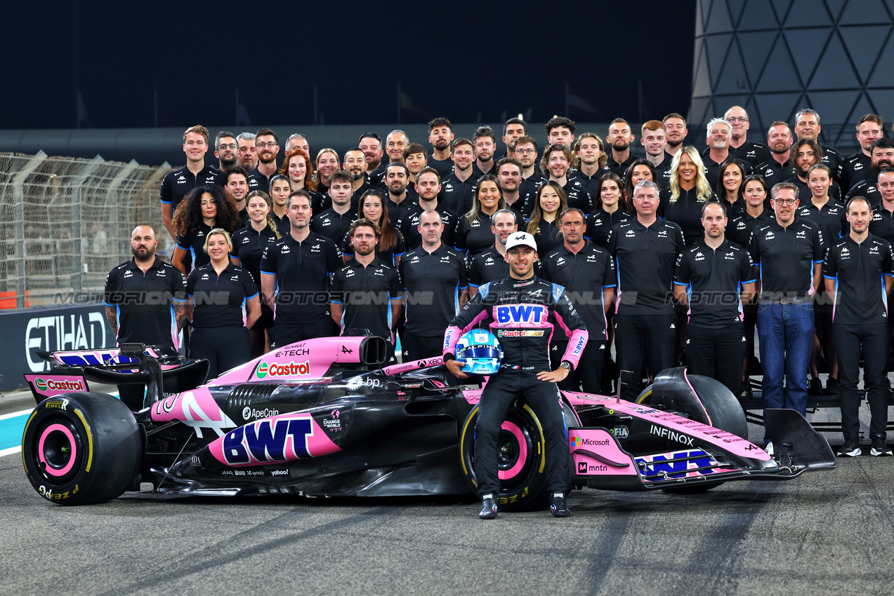 GP ABU DHABI, Pierre Gasly (FRA) Alpine F1 Team at a team photograph.

07.12.2024. Formula 1 World Championship, Rd 24, Abu Dhabi Grand Prix, Yas Marina Circuit, Abu Dhabi, Qualifiche Day.

- www.xpbimages.com, EMail: requests@xpbimages.com © Copyright: Batchelor / XPB Images