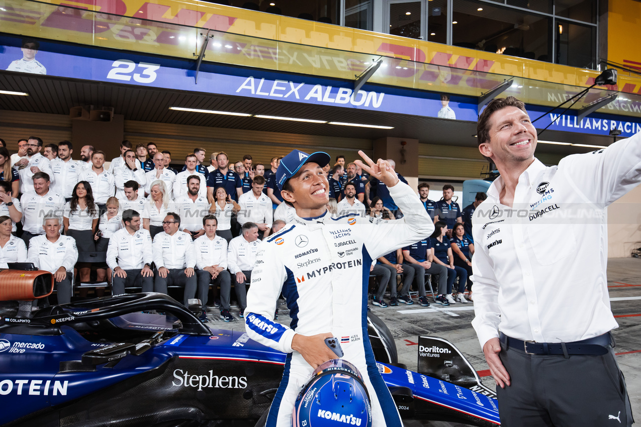 GP ABU DHABI, (L to R): Alexander Albon (THA) Williams Racing e James Vowles (GBR) Williams Racing Team Principal at a team photograph.

07.12.2024. Formula 1 World Championship, Rd 24, Abu Dhabi Grand Prix, Yas Marina Circuit, Abu Dhabi, Qualifiche Day.

- www.xpbimages.com, EMail: requests@xpbimages.com © Copyright: Bearne / XPB Images
