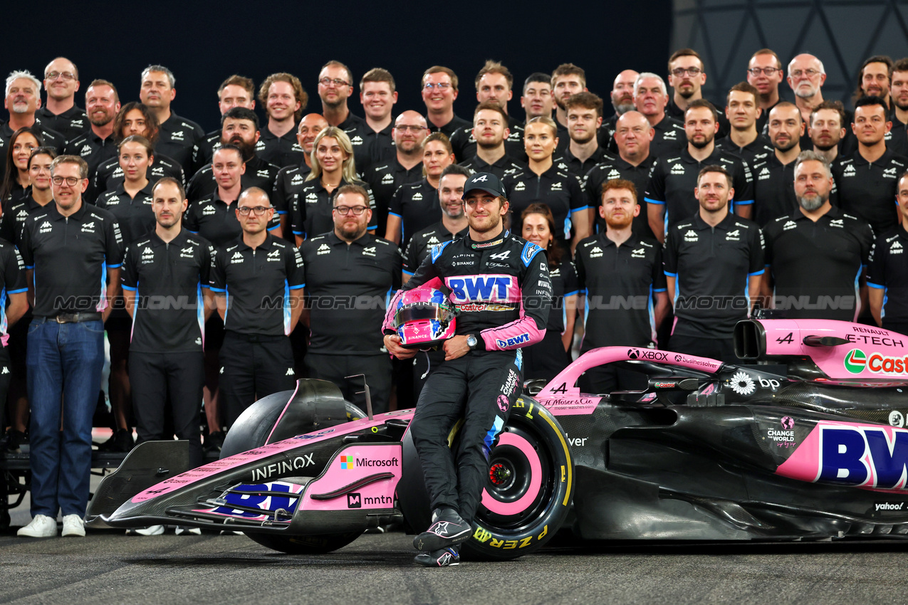 GP ABU DHABI, Jack Doohan (AUS) Alpine F1 Team at a team photograph.

07.12.2024. Formula 1 World Championship, Rd 24, Abu Dhabi Grand Prix, Yas Marina Circuit, Abu Dhabi, Qualifiche Day.

 - www.xpbimages.com, EMail: requests@xpbimages.com © Copyright: Coates / XPB Images