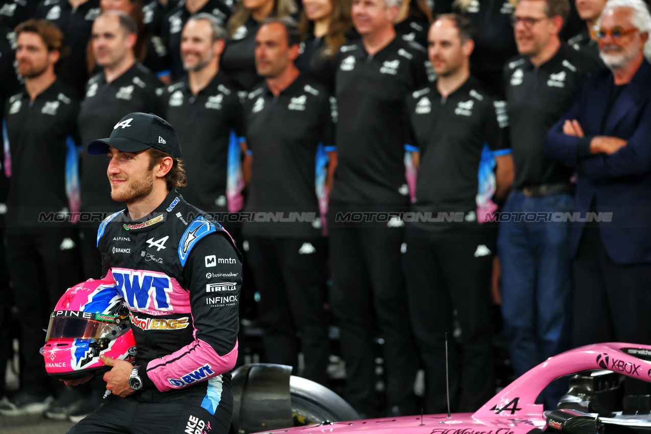 GP ABU DHABI, Jack Doohan (AUS) Alpine F1 Team at a team photograph.

07.12.2024. Formula 1 World Championship, Rd 24, Abu Dhabi Grand Prix, Yas Marina Circuit, Abu Dhabi, Qualifiche Day.

 - www.xpbimages.com, EMail: requests@xpbimages.com © Copyright: Coates / XPB Images