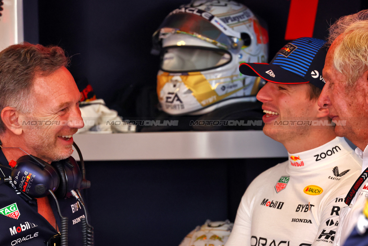GP ABU DHABI, (L to R): Christian Horner (GBR) Red Bull Racing Team Principal with Max Verstappen (NLD) Red Bull Racing e Dr Helmut Marko (AUT) Red Bull Motorsport Consultant.

07.12.2024. Formula 1 World Championship, Rd 24, Abu Dhabi Grand Prix, Yas Marina Circuit, Abu Dhabi, Qualifiche Day.

- www.xpbimages.com, EMail: requests@xpbimages.com © Copyright: Batchelor / XPB Images