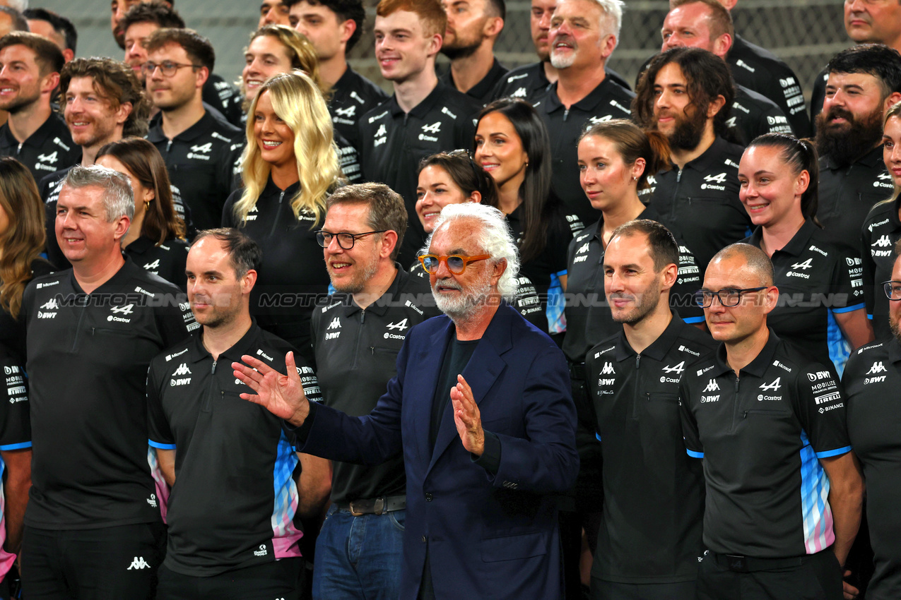 GP ABU DHABI, Flavio Briatore (ITA) Alpine F1 Team Executive Advisor at a team photograph.

07.12.2024. Formula 1 World Championship, Rd 24, Abu Dhabi Grand Prix, Yas Marina Circuit, Abu Dhabi, Qualifiche Day.

 - www.xpbimages.com, EMail: requests@xpbimages.com © Copyright: Coates / XPB Images