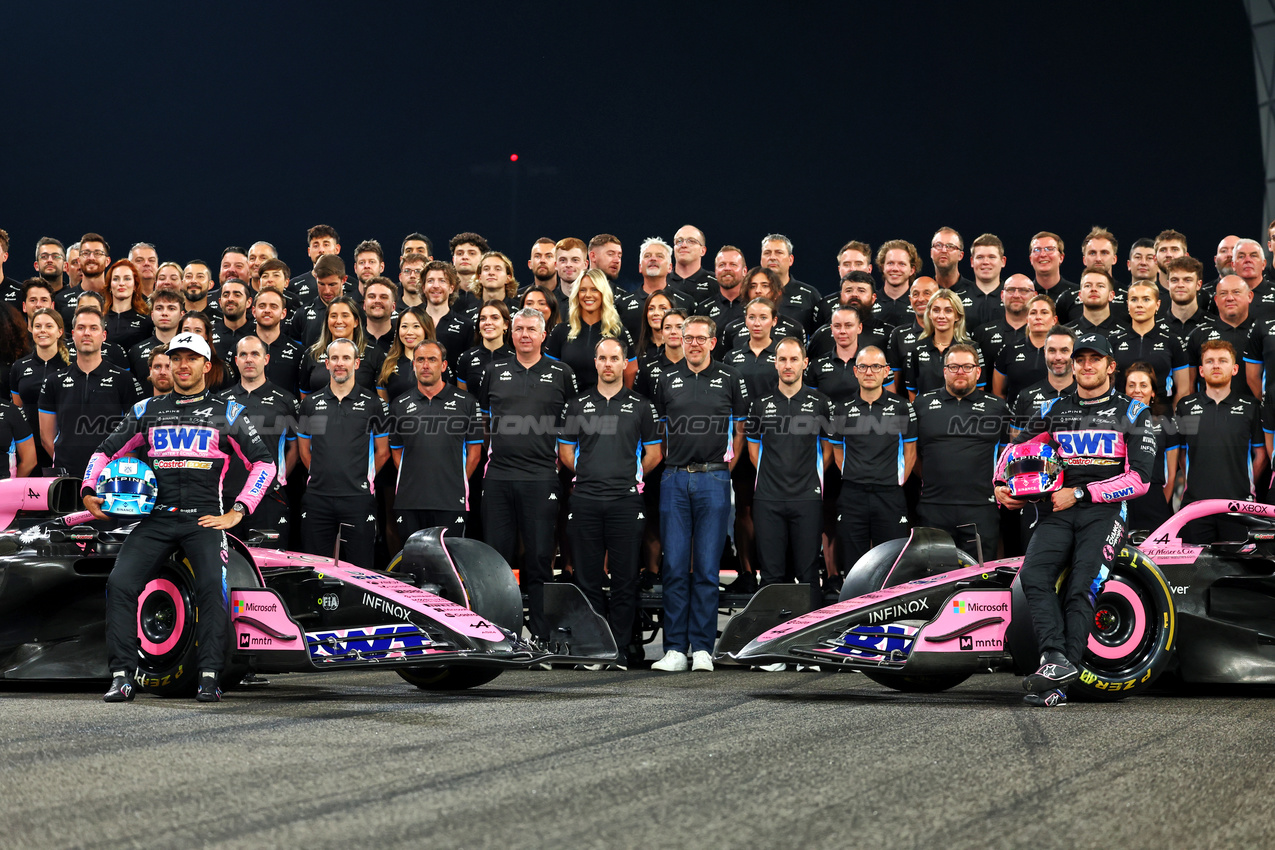 GP ABU DHABI, (L to R): Pierre Gasly (FRA) Alpine F1 Team e Jack Doohan (AUS) Alpine F1 Team at a team photograph.

07.12.2024. Formula 1 World Championship, Rd 24, Abu Dhabi Grand Prix, Yas Marina Circuit, Abu Dhabi, Qualifiche Day.

 - www.xpbimages.com, EMail: requests@xpbimages.com © Copyright: Coates / XPB Images