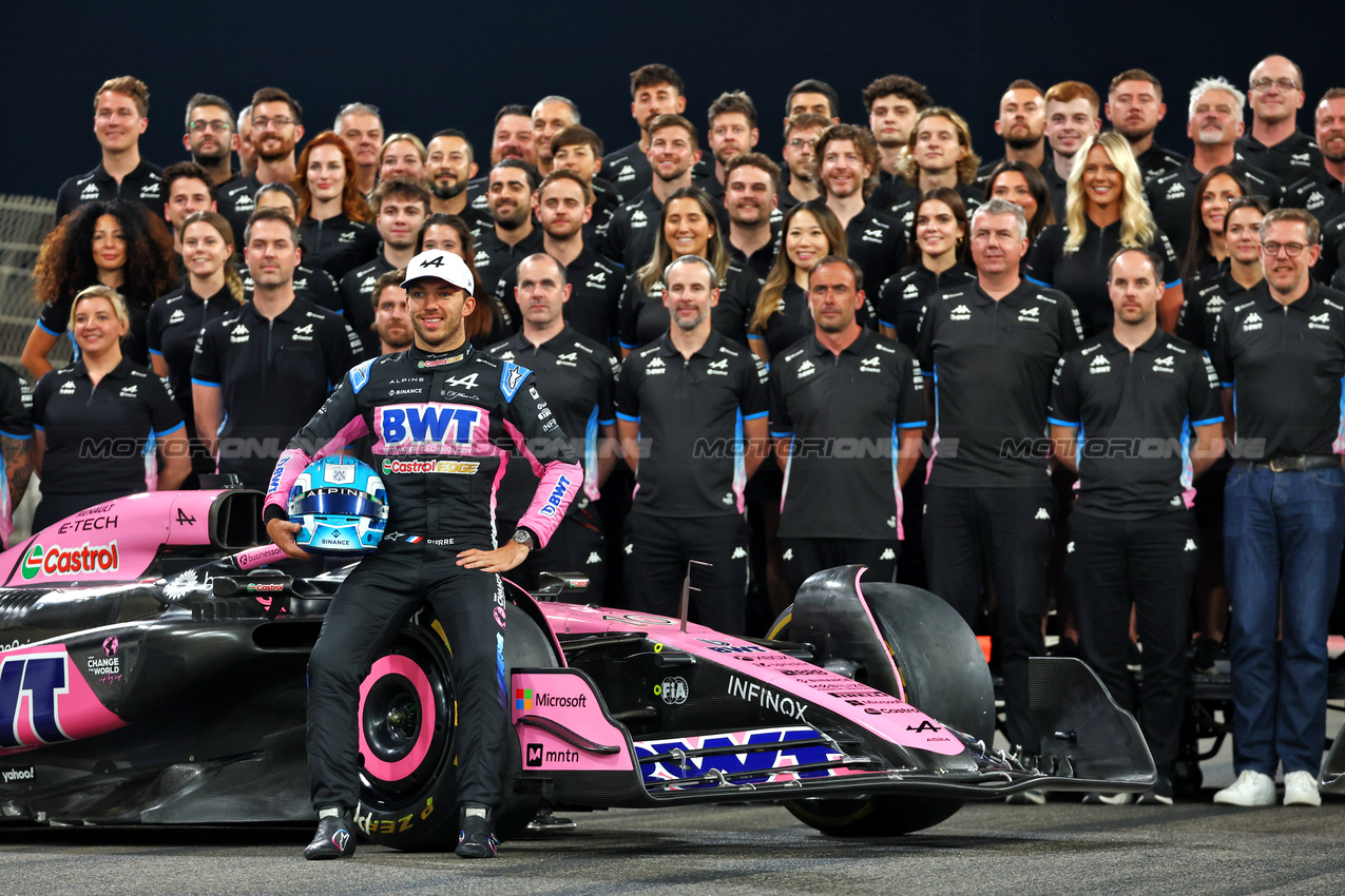 GP ABU DHABI, Pierre Gasly (FRA) Alpine F1 Team at a team photograph.

07.12.2024. Formula 1 World Championship, Rd 24, Abu Dhabi Grand Prix, Yas Marina Circuit, Abu Dhabi, Qualifiche Day.

 - www.xpbimages.com, EMail: requests@xpbimages.com © Copyright: Coates / XPB Images
