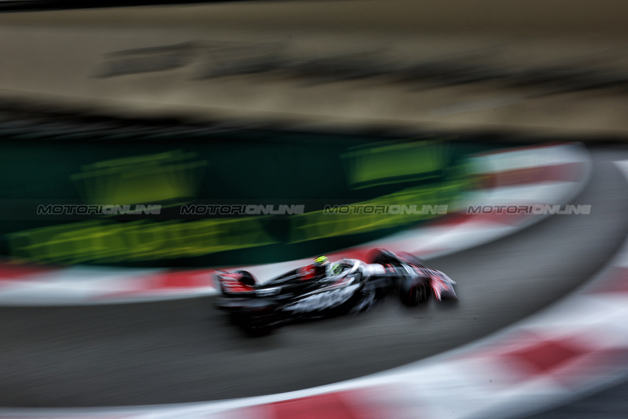 GP ABU DHABI, Nico Hulkenberg (GER) Haas VF-24.

07.12.2024. Formula 1 World Championship, Rd 24, Abu Dhabi Grand Prix, Yas Marina Circuit, Abu Dhabi, Qualifiche Day.

 - www.xpbimages.com, EMail: requests@xpbimages.com © Copyright: Coates / XPB Images