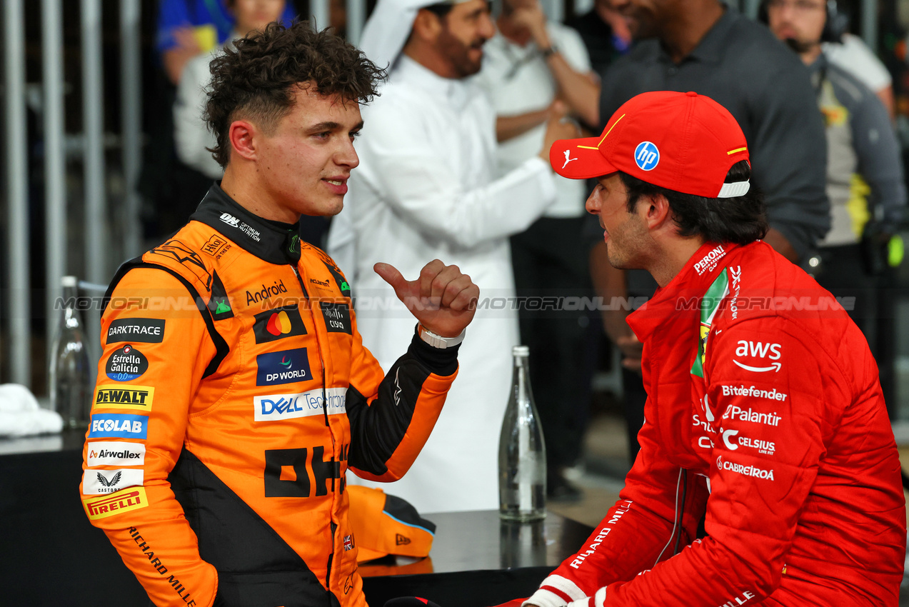 GP ABU DHABI, (L to R): Pole sitter Lando Norris (GBR) McLaren in qualifying parc ferme with third placed Carlos Sainz Jr (ESP) Ferrari.

07.12.2024. Formula 1 World Championship, Rd 24, Abu Dhabi Grand Prix, Yas Marina Circuit, Abu Dhabi, Qualifiche Day.

 - www.xpbimages.com, EMail: requests@xpbimages.com © Copyright: Coates / XPB Images