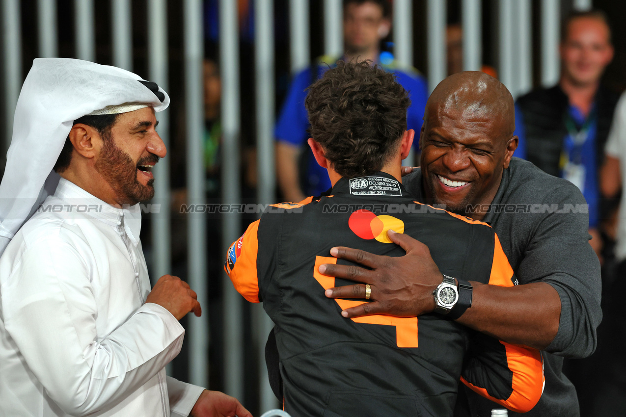 GP ABU DHABI, (L to R): Mohammed Bin Sulayem (UAE) FIA President with pole sitter Lando Norris (GBR) McLaren e Terry Crews (USA) Actor in qualifying parc ferme.

07.12.2024. Formula 1 World Championship, Rd 24, Abu Dhabi Grand Prix, Yas Marina Circuit, Abu Dhabi, Qualifiche Day.

 - www.xpbimages.com, EMail: requests@xpbimages.com © Copyright: Coates / XPB Images